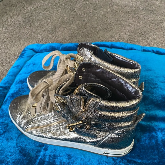 Sneakers - Picture 2 of 3